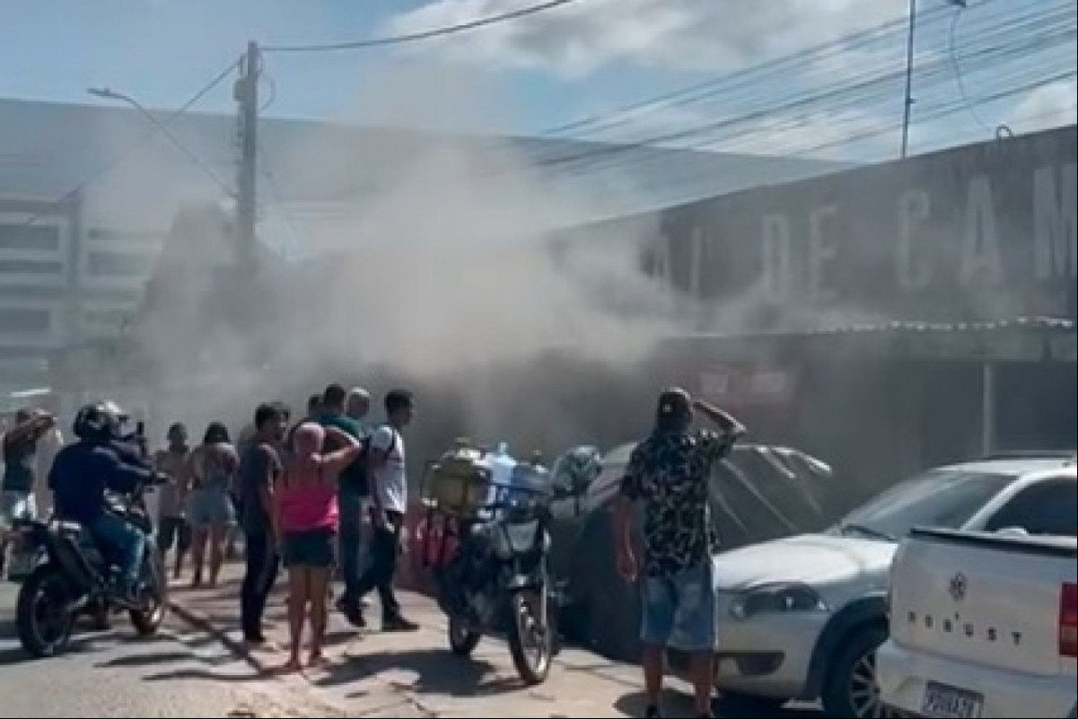 Fumaça foi observada durante incêndio em estabelecimento no mercado (Redes Sociais ) Fumaça foi observada durante incêndio em estabelecimento no mercado /Redes Sociais