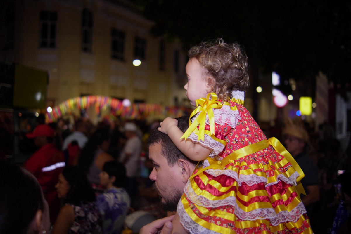 Caminhada do Forró atrai centenas de pessoas no Recife Antigo